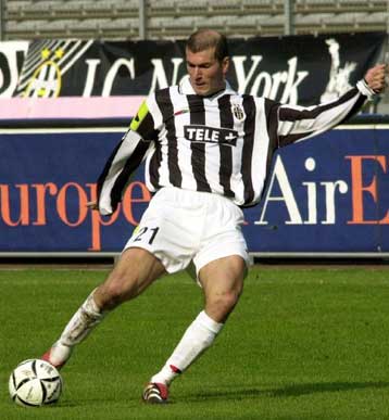 Οι κόκκινες κάρτες του Ζιντάν έβγαλαν τον Φίγκο κορυφαίο Ευρωπαίο