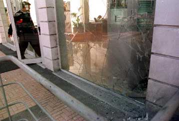 Αγνωστοι τοποθέτησαν γκαζάκια σε κατάστημα της Εμπορικής στην Αμφιάλη