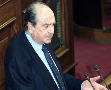 Επικρίνει ΣτΕ και Δαφέρμο για τη στάση τους στο θέμα των ταυτοτήτων