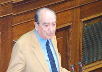 Επικρίνει ΣτΕ και Δαφέρμο για τη στάση τους στο θέμα των ταυτοτήτων