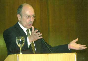 Στέλνει εξώδικο στο υπουργείο Οικονομικών και επιστολή σε Στεφανόπουλο