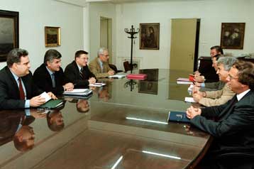 Απειλούν με απ αόριστον κλείσιμο των πανεπιστημίων