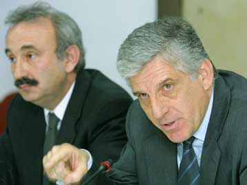 Έως το τέλος του 2001 θα έχει περάσει από τη Βουλή