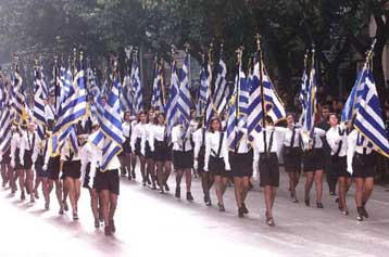 Τη σημαία στους Έλληνες θέλουν περισσότεροι από τους μισούς