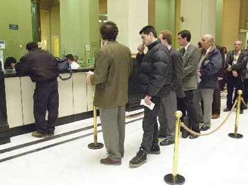 Έκκληση στους συνταξιούχους να μην προσέλθουν μαζικά στις τράπεζες