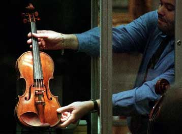 Ξεπέρασε τα 200 εκατ. δρχ. ένα από τα διάσημα βιολιά Στραντιβάριους