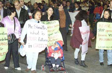 Ξενοφοβικοί οι Έλληνες; Μικρή η ανοχή μας απέναντι στους μετανάστες, σύμφωνα με το ευρωβαρόμετρο