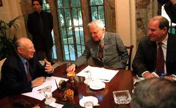 Ο Αμερικανός πρεσβευτής στην Κύπρο επαναλαμβάνει τη δέσμευση για επίλυση