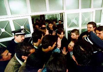 Aγνωστοι έκλεψαν επιταγές και κατέστρεψαν γραφεία