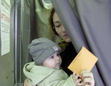 Μάχη στήθος με στήθος στους «κρίσιμους» δήμους της Γαλλίας