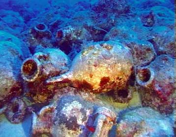 Αγγεία και αμφορείς ανέσυρε από το βυθό κυβερνήτης αλιευτικού