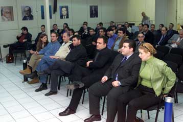 Κλίμα ενότητας και μάχη ισορροπιών στη συνεδρίαση της νέας ΚΕ