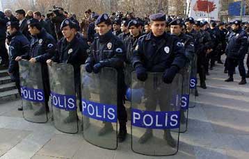 Αντιμέτωποι με την αστυνομία δεκάδες διαδηλωτές υπέρ των φυλακισμένων