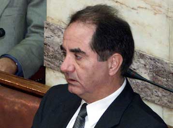 Ζητά αντικατάσταση του πρωθυπουργού και επικρίνει την ανανέωση του ΠΑΣΟΚ