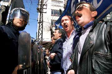 Δημόσιοι υπάλληλοι συγκρούστηκαν με την αστυνομία