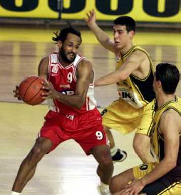 Πήρε μεγάλη νίκη 94-92 επί του Ολυμπιακού- Νίκες για Αρη-Πανιώνιο στην Α1 μπάσκετ