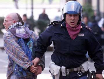 Διαδηλωτές εναντίον αστυνομίας στη Νάπολη