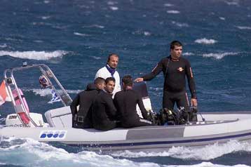 Ανατράπηκε ταχύπλοο στον κόλπο της Αναβύσσου – Ένας νεκρός, ένας τραυματίας