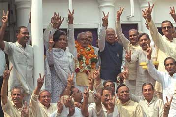 Την άμεση παραίτηση της κυβέρνησης αξιώνει τώρα η αντιπολίτευση