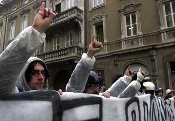 Ιταλοί φοιτητές μπλοκάρουν τη λειτουργία ιταλικής τράπεζας