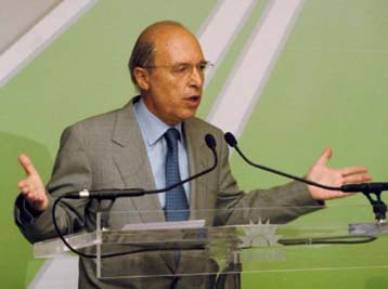 … Αλλά όχι και ακίνητοι, ξεκαθαρίζει ο Κ.Σημίτης