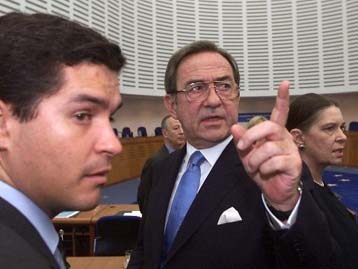 Θα συμβιβαστεί για τη βασιλική περιουσία, αρκεί να γυρίσει στην Ελλάδα