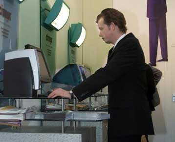 Κατά 5.000 θέσεις μειώνει το προσωπικό της