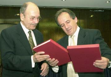 Αντίθετος με την αύξηση του ορίου ηλικίας και των εισφορών