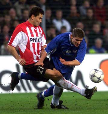 Διακόπηκε προσωρινά το ματς Αϊντχόβεν – Καϊζερσλάουτερν