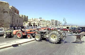 Ζητά να κριθεί αντισυνταγματική η ρύθμιση για την απαλλαγή τους