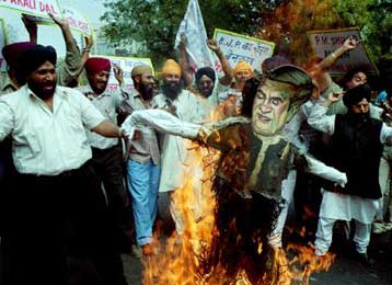 Παραίτηση υπουργού και άλλων Ινδών πολιτικών για παράνομη πώληση όπλων