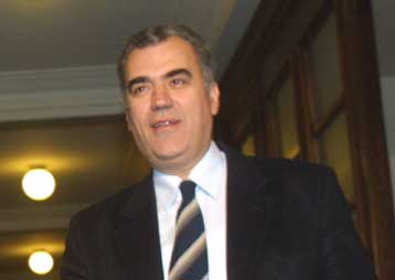 Δεν αποτελεί αντικείμενο συζήτησης – Ο Σημίτης θα διεκδικήσει ξανά τα δύο αξιώματα που κατέχει