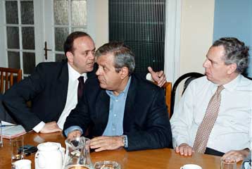 Επτά βουλευτές της ΝΔ συνέφαγαν εν όψει συνεδρίου