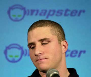 Κατηγορεί τις δισκογραφικές εταιρείες για άρνηση συνεργασίας