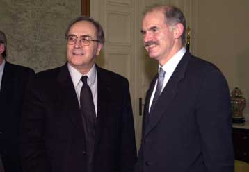 Ενημερώνει Γ.Παπανδρέου και Απ.Κακλαμάνη για το ταξίδι του στην ΠΓΔΜ