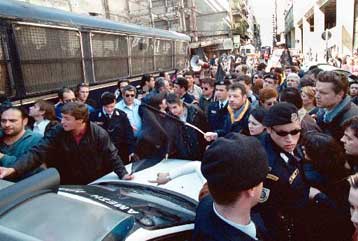 Για τρίτη ημέρα διαμαρτύρονται οι συμβασιούχοι – Στη Μακρόνησο ομάδες απολυμένων