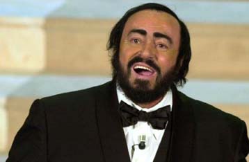 Τραγουδά για τα δοκιμαζόμενα παιδιά του Αφγανιστάν