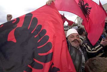 Ορατό το ενδεχόμενο πολεμικής σύρραξης, δηλώνει ο υπουργός Αμυνας της ΠΓΔΜ