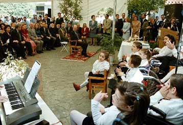 Ο Στεφανόπουλος κοντά στα ανάπηρα παιδιά