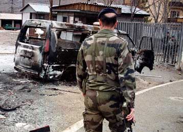 Πλήθος Σέρβων περικύκλωσε αστυνομικό τμήμα της Μιτρόβιτσα