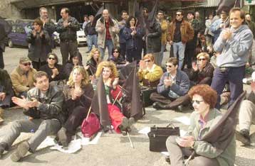 Απολυμένος απειλεί να αυτοπυρποληθεί, κρίσιμη η κατάσταση του τραυματία