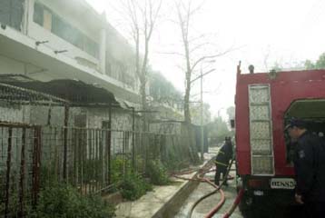 Η φωτιά έχει δημιουργήσει κυκλοφοριακό χάος στην οδό Πειραιώς