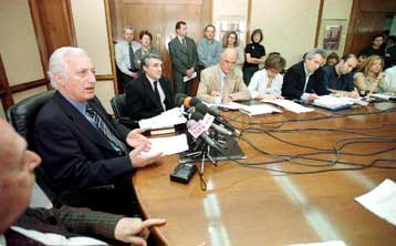 Πέντε επιφανείς νομικοί μιλούν για τα τρωτά του σημεία