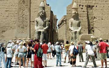 Οι 4 Γερμανοί τουρίστες κατανοούν το δράμα του Αιγύπτιου ξεναγού