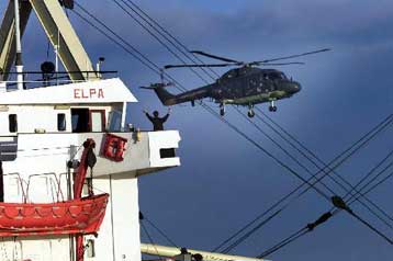 Σε εξέλιξη η επιχείρηση διάσωσης του 13μελούς πληρώματος