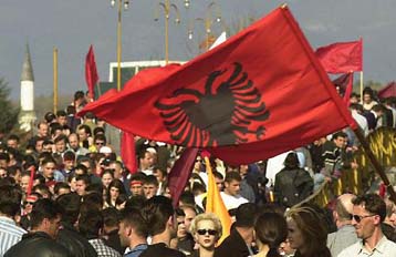 Υπέρ της ειρήνης τάσσονται οι Αλβανοί της ΠΓΔΜ – Το ΝΑΤΟ μάς πρόδωσε, λέει ο UCPMB