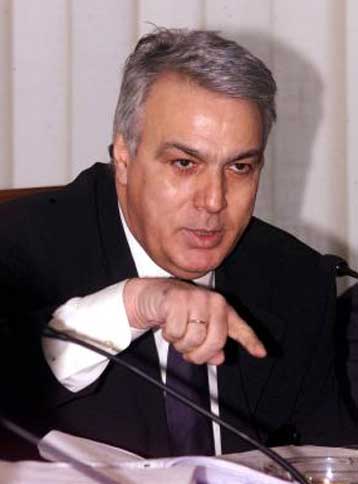 Και η κόντρα καλά κρατεί…