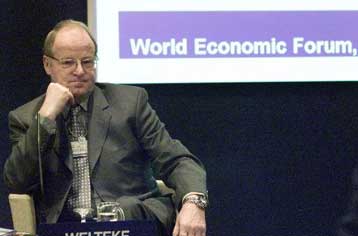 Χαμηλότερα το ενιαίο νόμισμα, καθώς αναβάλλεται η μείωση των επιτοκίων