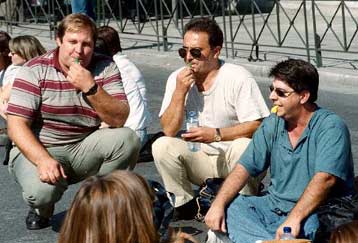 Αναφέρονται τρεις τραυματίες σε συμπλοκή ΜΑΤ και απολυμένων του οργανισμού