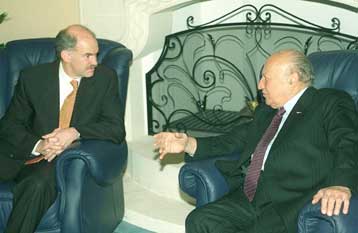 Ο Ντενκτάς θέλει να κρατήσει την Κύπρο και τα ελληνοτουρκικά στο παρελθόν